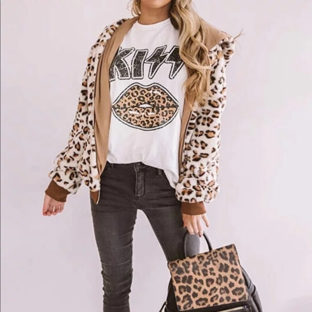 Host Pick! New! Kiss ๐ graphic tee rock tee-shirt - Picture 3 of 5